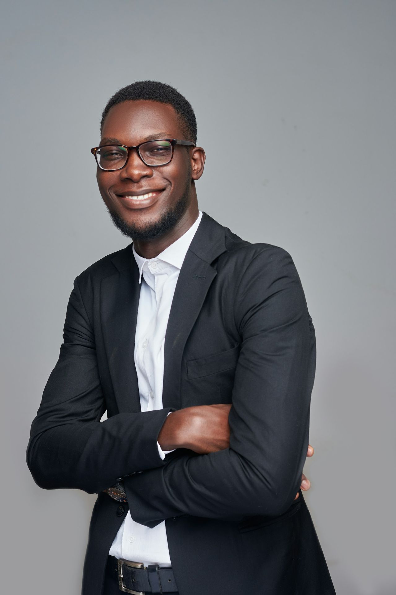 a man in a suit and glasses posing for a picture